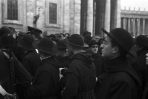 Roma. Gruppo di preti in Piazza San Pietro
