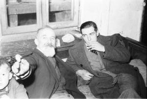 Bill e Pedro: ricostruzione dell'uccisione di Benito Mussolini. Dongo - "Bill" Urbano Lazzaro e un anziano signore seduti sopra un divano durante la ricostruizone dei fatti