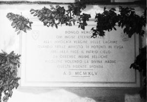 Bill e Pedro: ricostruzione dell'uccisione di Benito Mussolini. Dongo - Lastra di marmo con dedica al paese scolpita - particolare ravvicinato