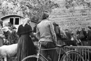 Sorico - Fiera agricola- una coppia di anziani coniugi appoggiati alla loro bicicletta osservano a margine dell'area fieristica