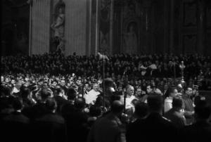 Roma. Basilica di San Pietro. Folla di fedeli raccolti in chiesa per la celebrazione di una funzione religiosa