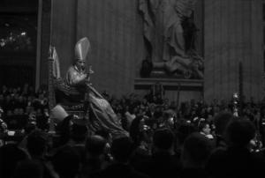 Roma. Basilica di San Pietro - il papa sulla sedia gestatoria sfila tra la folla di fedeli riunita in chiesa per la celebrazione di una funzione religiosa