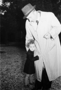 Bill e Pedro: ricostruzione dell'uccisione di Benito Mussolini. Domaso - un anziano abbraccia una fanciulla durante la ricostruzione degli avvenimenti