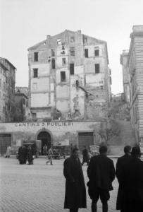 Roma. Scorcio di una piazza della città con alcuni edifici sullo sfondo colpiti dai bombardamenti