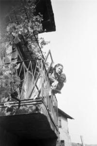 Bill e Pedro: ricostruzione dell'uccisione di Benito Mussolini. Bonzanigo - Casa De Maria - Scorcio dal basso del balcone con due ragazze affacciate