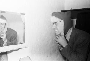 Bill e Pedro: ricostruzione dell'uccisione di Benito Mussolini. Bonzanigo - Casa De Maria - Giovane si sistema il cappello guardandosi allo specchio