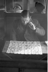 Campagna di Russia. Treno ospedale. Un ufficiale gioca a carte facendo un solitario