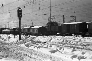 Campagna di Russia. Stazione ferroviaria di Lviv (Leopoli). Treni merci e binari ferroviari imbiancati dalla neve