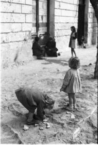 Italia Dopoguerra. Terracina. Bambini giocano per le vie del paese