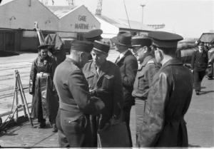 Missione Casablanca. Casablanca. Ufficiali sul cacciatorpediniere Duca degli Abruzzi durante le trattative per la liberazione dei prigionieri