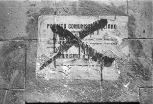 Italia Dopoguerra. Napoli. Manifesto del partito comunista appeso ad un muro e cancellato con una croce