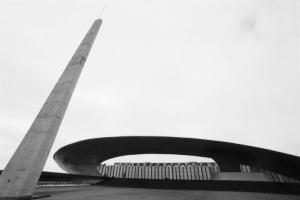 Brasilia. Anello circolare in calcestruzzo di copertura di un edificio - Obelisco