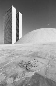 Brasilia. Bicicletta da corsa davanti a una delle due cupole del Congresso Nazionale, con i due grattacieli sullo sfondo
