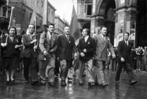 Referendum 1946 Repubblica o Monarchia. Milano - Piazza del Duomo - Vittoria della Repubblica - Manifestazione - Uomini e donne con stella appuntata alla giacca e reggenti bandiere