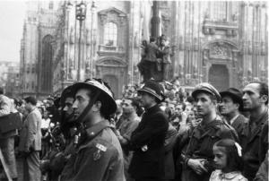 Referendum 1946 Repubblica o Monarchia. Milano - Piazza del Duomo - Vittoria della Repubblica - Comizio - Folla - Bersaglieri - Cattedrale il Duomo