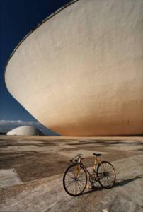 Brasilia. Bicicletta da corsa davanti a una delle due cupole del Congresso Nazionale, con l'altra sullo sfondo