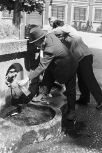 Milano. Parco Sempione. Due uomini riempiono bottiglie alla "Fontana dell'acqua marcia"