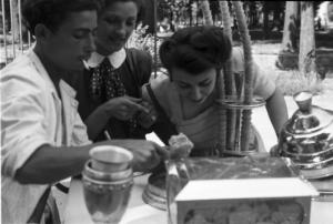 Milano. Parco Sempione. Un gelataio serve dal suo carretto il gelato a due giovani donne