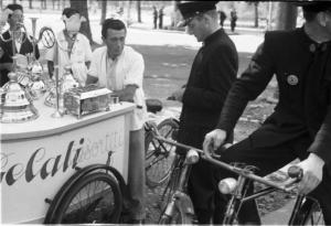 Milano. Parco Sempione. Due vigili in bicicletta controllano i documenti ad altrettanti gelatai con il carretto