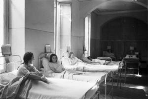Diano Marina. Ospedale. Malati di tifo. Camerata femminile - pazienti sdraiate e sedute sui letti