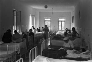 Diano Marina. Ospedale. Malati di tifo. Camerata con pazienti a letto, infermiere e visitatori fra i letti