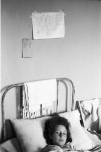 Diano Marina. Ospedale. Malati di tifo. Una paziente a letto - appesa al muro la tabella con il grafico delle temperature