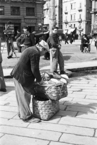 Italia Dopoguerra. Napoli. Venditore ambulante di pane [?]