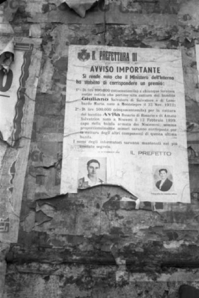 Italia Dopoguerra. Monreale. Manifesto del Ministero dell'Interno annuncia la taglia per la cattura dei banditi Salvatore Giuliano e Rosario Avila