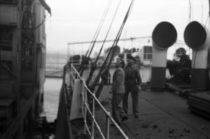 Savona. Porto. Operai su una nave merci seguono le operazioni di carico scarico del carbone
