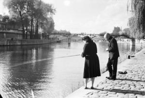 Parigi. Due pescatori, un uomo e una donna, lungo la Senna