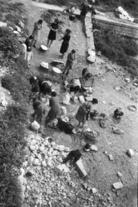Italia Dopoguerra. Formia. Donne riprese dall'alto mentre lavano i panni