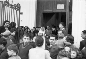 Italia Dopoguerra. Napoli. Folla di persone all'uscita di una coppia di sposi dalla chiesa