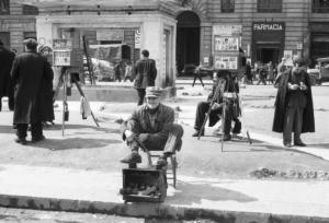Italia Dopoguerra. Napoli. Fotografi ritrattisti ambulanti e lustrascarpe