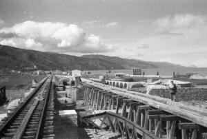 Italia Dopoguerra. Costruzione di una ferrovia lungo il litorale siciliano