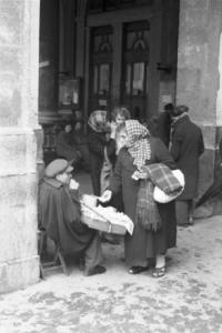 Italia Dopoguerra. Palermo. Una donna acquista una busta di semi da un venditore ambulante