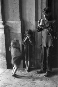 Italia Dopoguerra. Palermo. Nei pressi della stazione ferroviaria. Due bambine scalze con il padre dagli abiti stracci