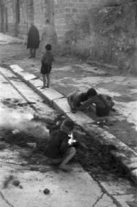 Italia Dopoguerra. Palermo. Bambini giocano per la strada, uno gioca col fuoco