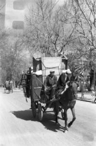 Italia Dopoguerra. Palermo. Due uomini su un carretto trainato da cavallo traslocano dei mobili