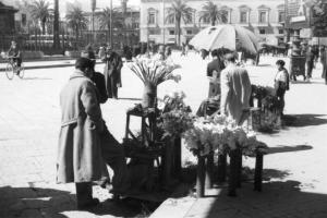 Italia Dopoguerra. Palermo. Venditori ambulanti di fiori in una piazza della città