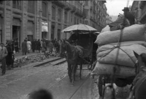 Italia Dopoguerra. Palermo. Traffico lungo le vie della città: carrozze con cavalli e persone a piedi