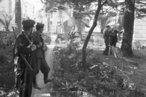 Palermo. Un carabiniere e due militari di guardia mentre Orlando [?] parla con un uomo nel giardino della sua villa