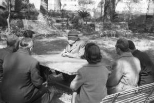 Palermo. Orlando [?] parla con alcune persone nel giardino della sua villa