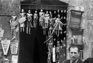 Italia Dopoguerra. Palermo. Negozio di marionette, i pupi siciliani appesi all'ingresso