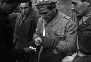 Italia Dopoguerra. Milano. Due uomini in divisa controllano i biglietti dei trasporti