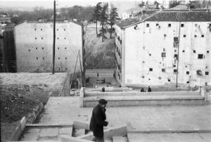 Spagna. Madrid. Edifici popolari per abitazione - in primo piano un uomo cammina sul tetto di una casa