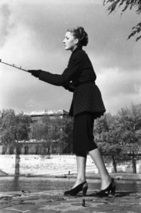 Parigi. Una donna pesca lungo la Senna