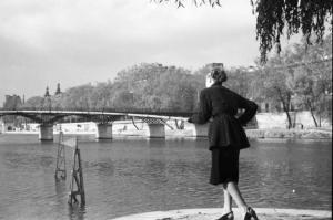 Parigi. Una donna pesca lungo la Senna