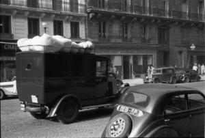 Parigi. Traffico lungo le vie della città: automobili e furgone