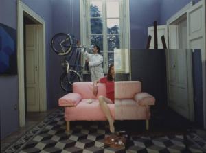 Campagna pubblicitaria Mobilificio Girgi - donna seduta su un divano - cavalletto con tela raffigurante stanza