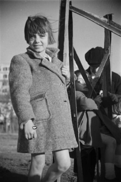Italia Dopoguerra. Roma. Ponte sul Tevere in costruzione. Ritratto femminile, bambina posa accanto a un traliccio di ferro